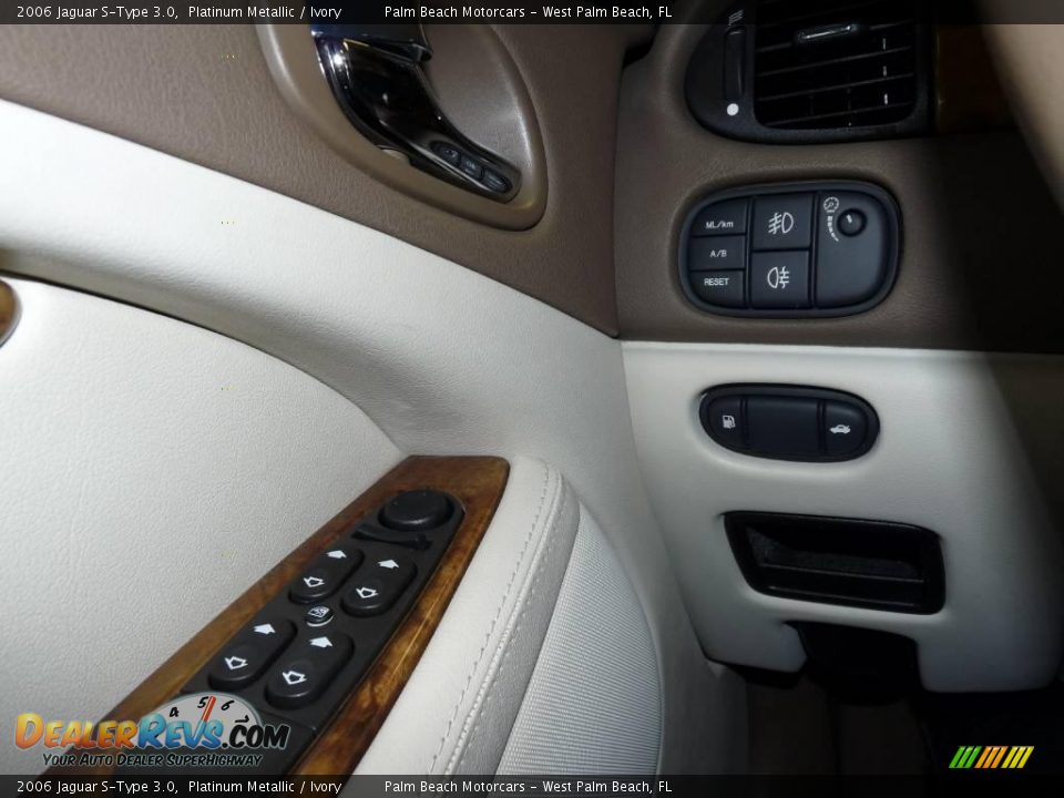 2006 Jaguar S-Type 3.0 Platinum Metallic / Ivory Photo #33