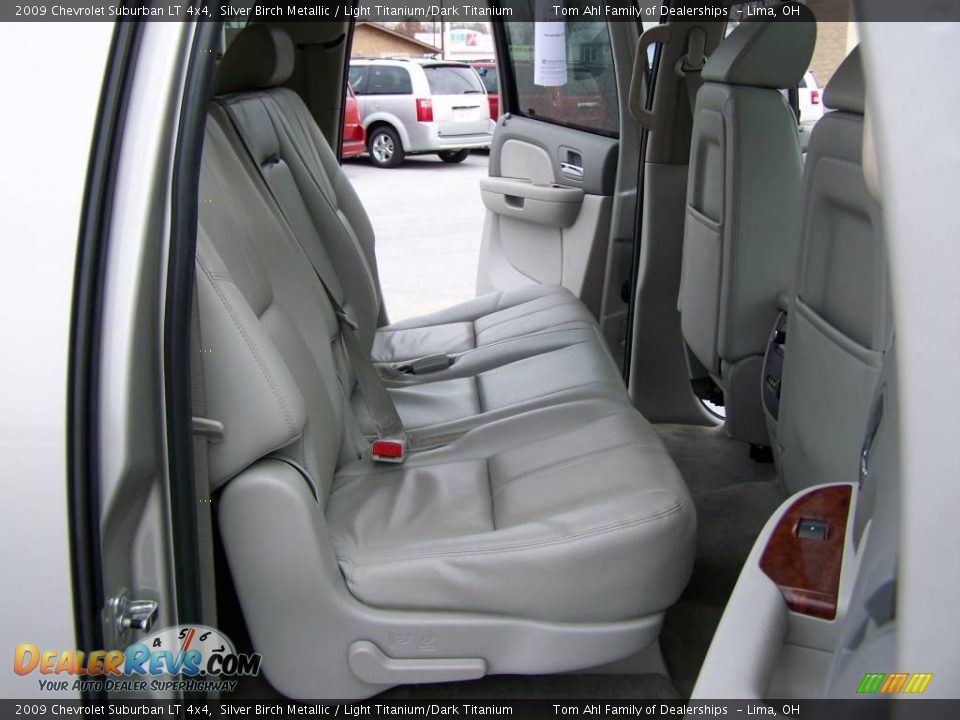 2009 Chevrolet Suburban LT 4x4 Silver Birch Metallic / Light Titanium/Dark Titanium Photo #12