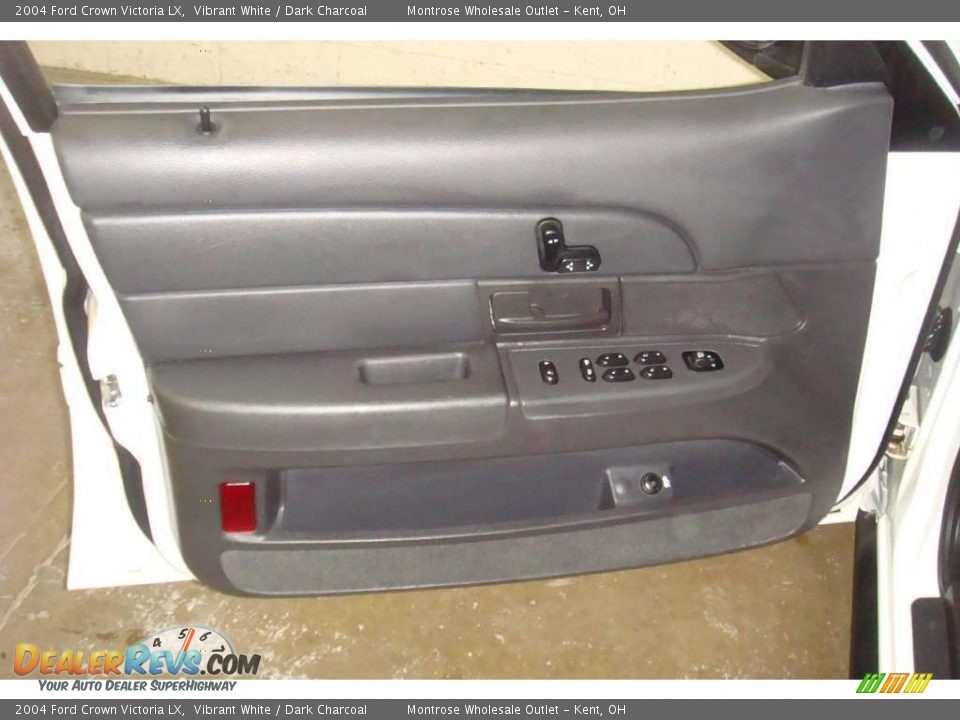 2004 Ford Crown Victoria LX Vibrant White / Dark Charcoal Photo #9