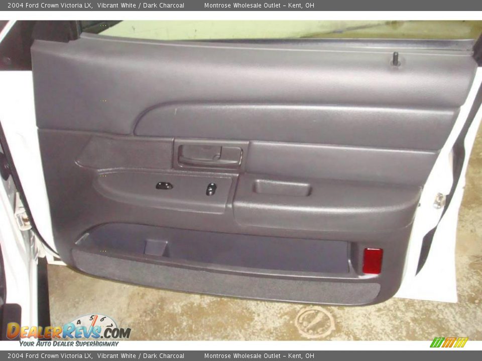 2004 Ford Crown Victoria LX Vibrant White / Dark Charcoal Photo #10