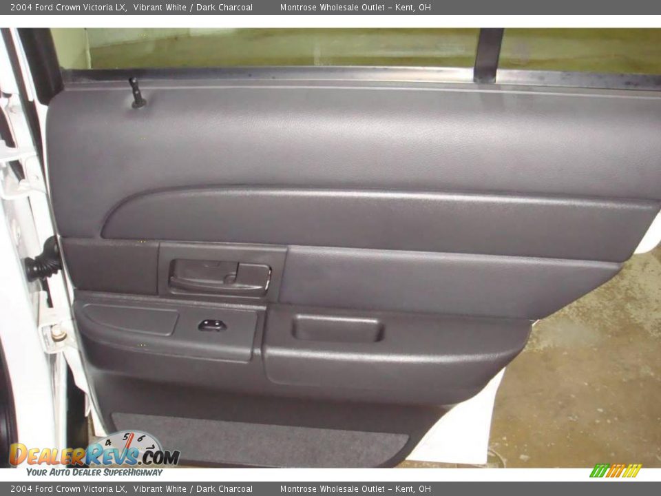 2004 Ford Crown Victoria LX Vibrant White / Dark Charcoal Photo #11