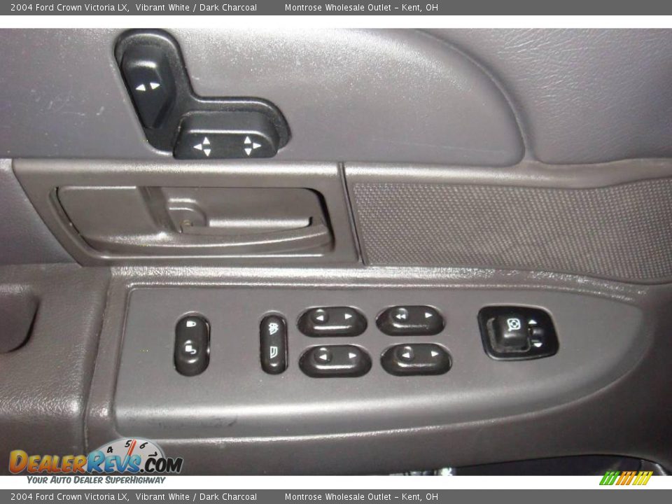 2004 Ford Crown Victoria LX Vibrant White / Dark Charcoal Photo #18