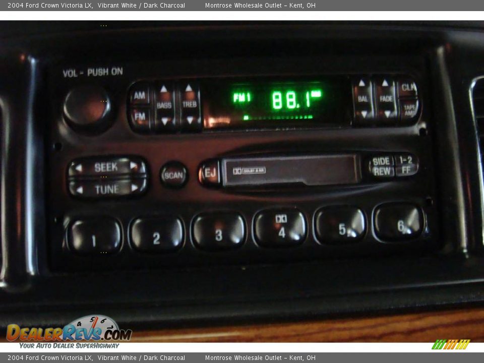 2004 Ford Crown Victoria LX Vibrant White / Dark Charcoal Photo #21