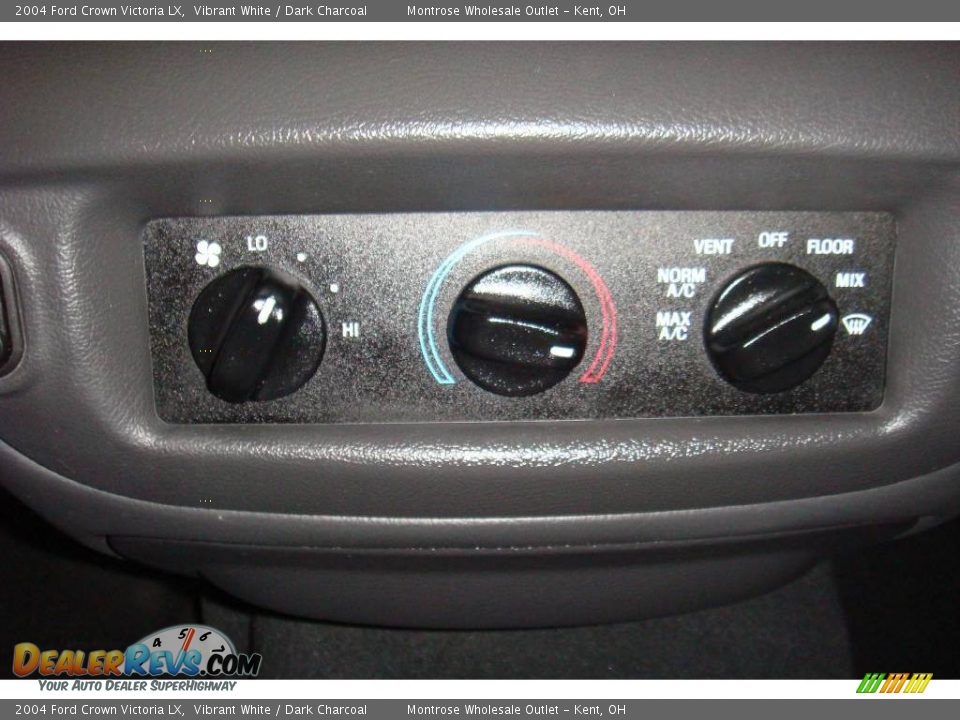 2004 Ford Crown Victoria LX Vibrant White / Dark Charcoal Photo #22