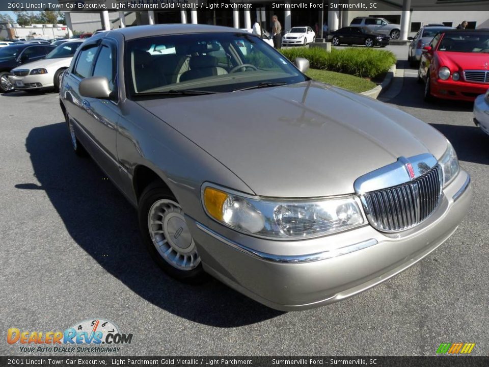 2001 Lincoln Town Car Executive Light Parchment Gold Metallic / Light Parchment Photo #1