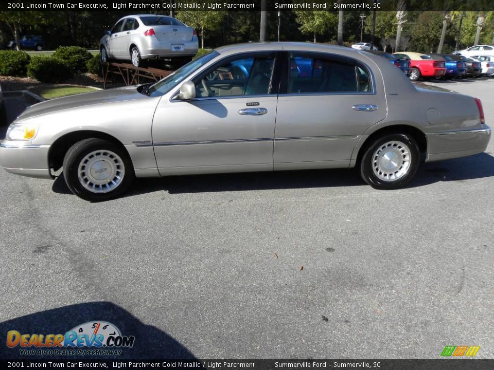 2001 Lincoln Town Car Executive Light Parchment Gold Metallic / Light Parchment Photo #2