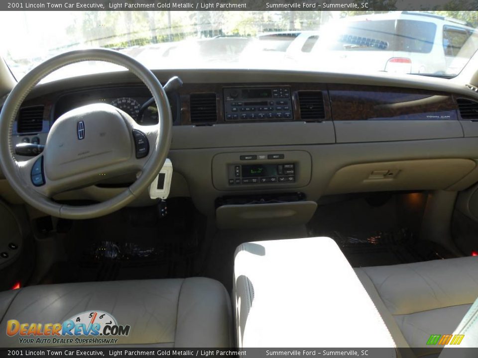 2001 Lincoln Town Car Executive Light Parchment Gold Metallic / Light Parchment Photo #3
