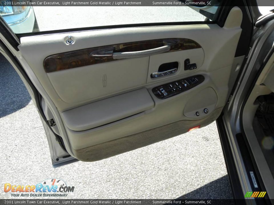 2001 Lincoln Town Car Executive Light Parchment Gold Metallic / Light Parchment Photo #5