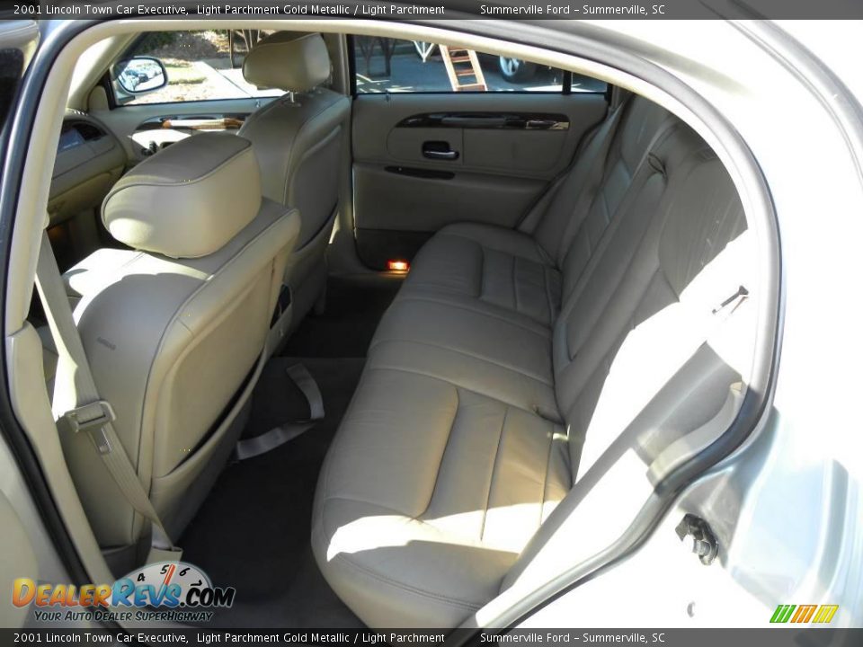 2001 Lincoln Town Car Executive Light Parchment Gold Metallic / Light Parchment Photo #6