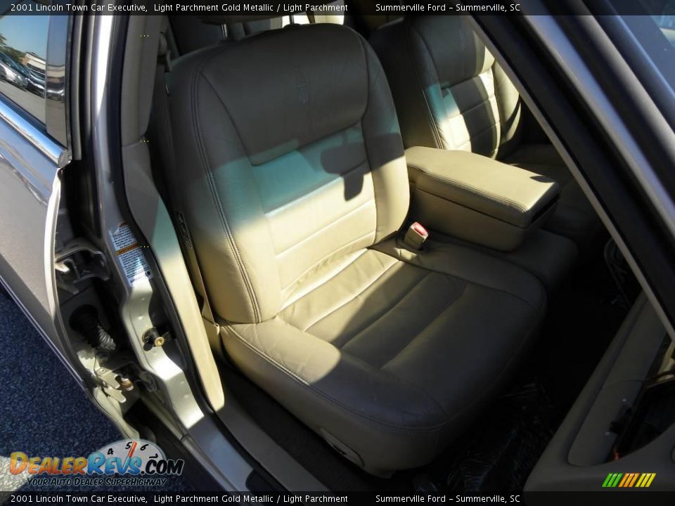 2001 Lincoln Town Car Executive Light Parchment Gold Metallic / Light Parchment Photo #8