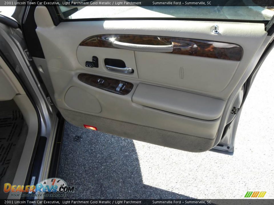2001 Lincoln Town Car Executive Light Parchment Gold Metallic / Light Parchment Photo #9