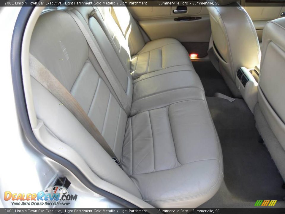 2001 Lincoln Town Car Executive Light Parchment Gold Metallic / Light Parchment Photo #10