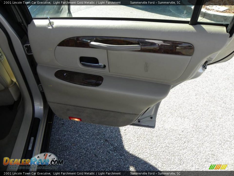 2001 Lincoln Town Car Executive Light Parchment Gold Metallic / Light Parchment Photo #11
