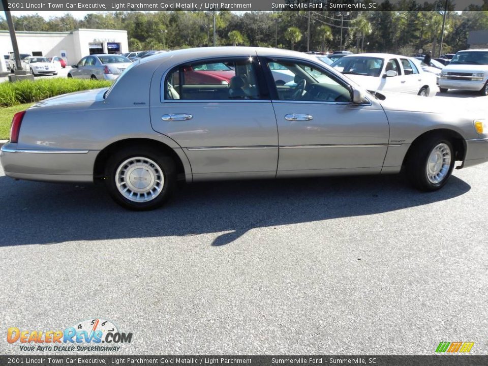2001 Lincoln Town Car Executive Light Parchment Gold Metallic / Light Parchment Photo #12