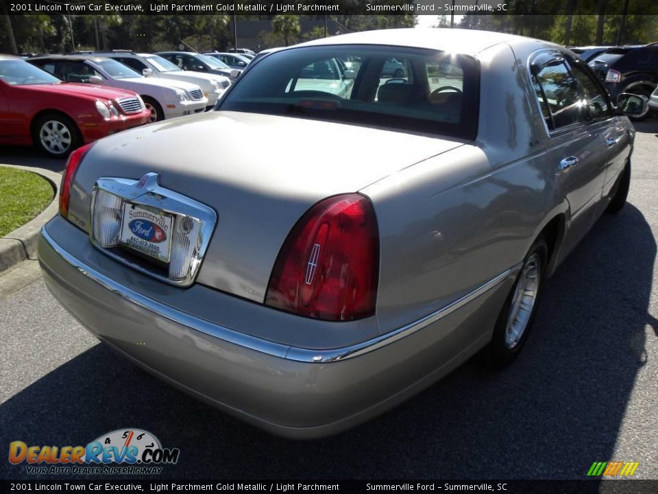 2001 Lincoln Town Car Executive Light Parchment Gold Metallic / Light Parchment Photo #13