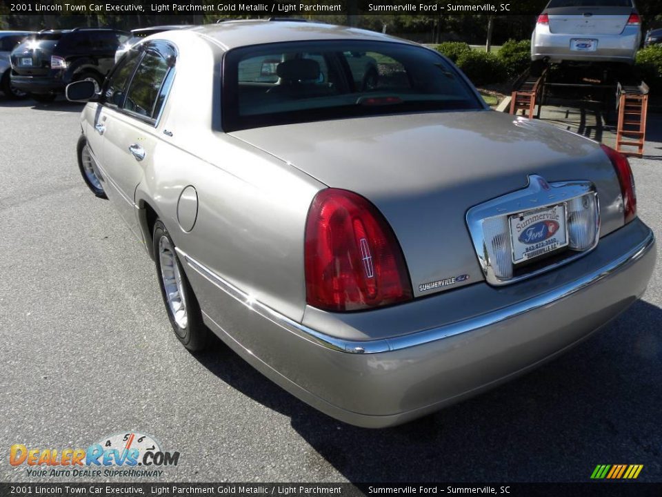 2001 Lincoln Town Car Executive Light Parchment Gold Metallic / Light Parchment Photo #15