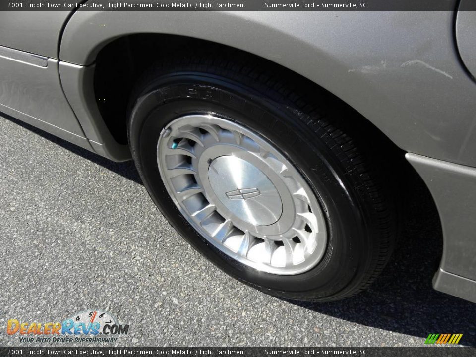 2001 Lincoln Town Car Executive Light Parchment Gold Metallic / Light Parchment Photo #16