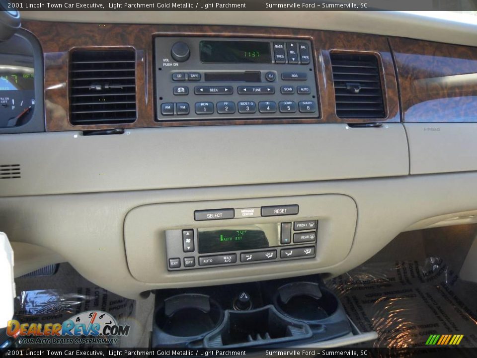 2001 Lincoln Town Car Executive Light Parchment Gold Metallic / Light Parchment Photo #20