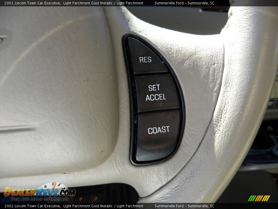 2001 Lincoln Town Car Executive Light Parchment Gold Metallic / Light Parchment Photo #21