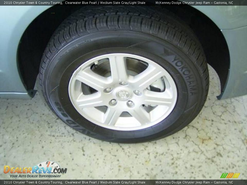 2010 Chrysler Town & Country Touring Clearwater Blue Pearl / Medium Slate Gray/Light Shale Photo #18
