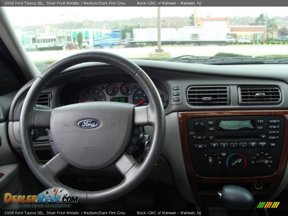 2006 Ford Taurus SEL Silver Frost Metallic / Medium/Dark Flint Grey Photo #16