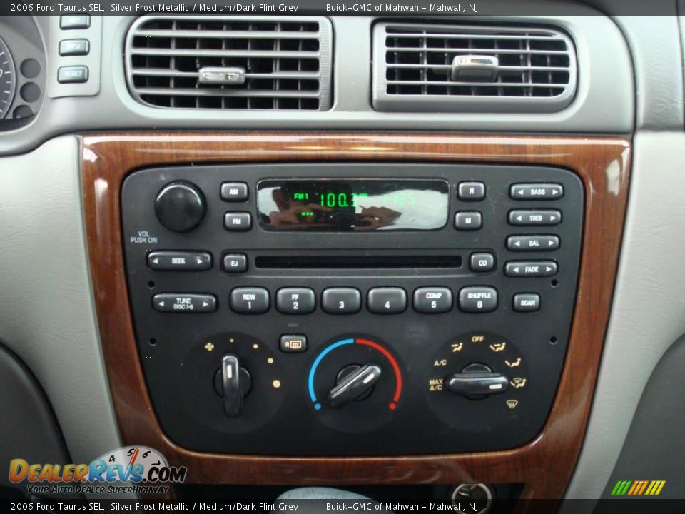 2006 Ford Taurus SEL Silver Frost Metallic / Medium/Dark Flint Grey Photo #17