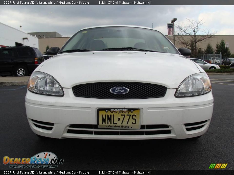 2007 Ford Taurus SE Vibrant White / Medium/Dark Pebble Photo #2
