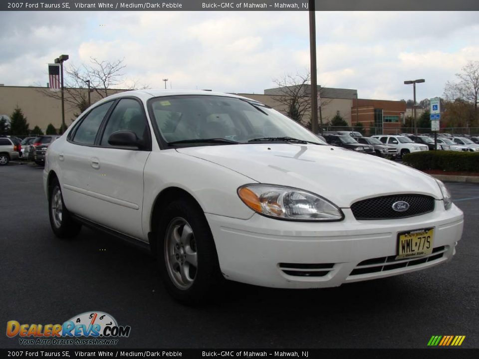 2007 Ford Taurus SE Vibrant White / Medium/Dark Pebble Photo #3