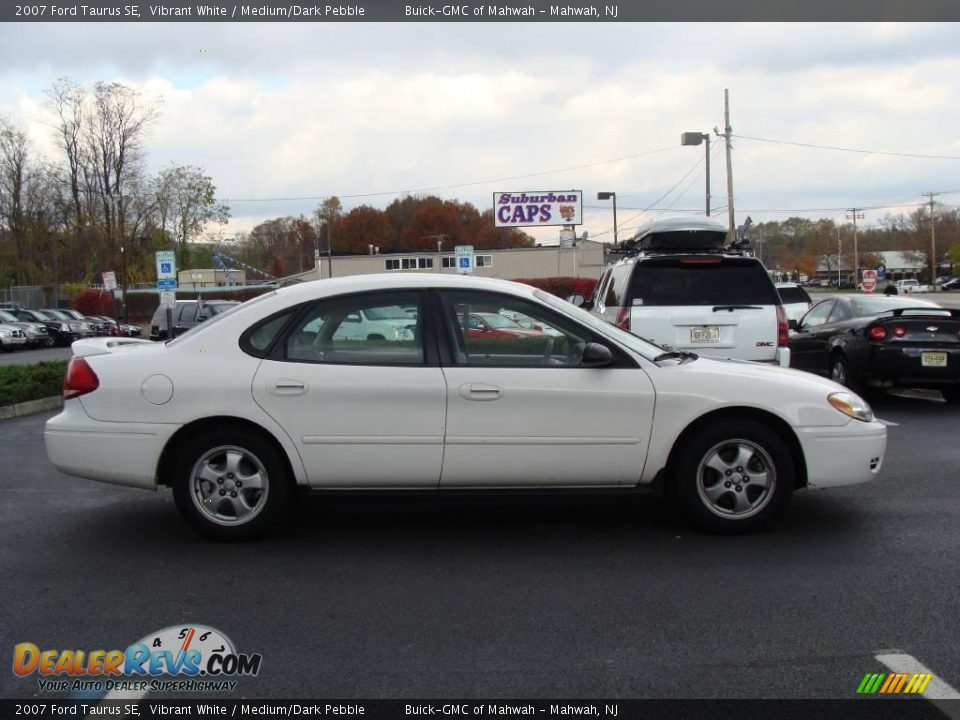 2007 Ford Taurus SE Vibrant White / Medium/Dark Pebble Photo #4