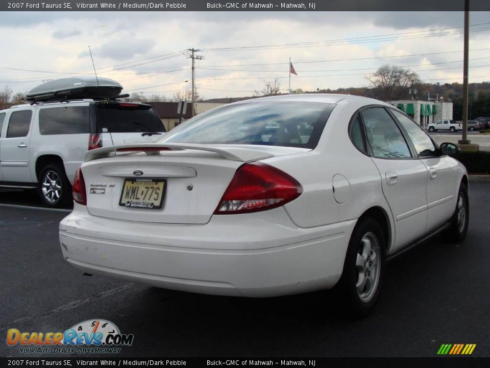 2007 Ford Taurus SE Vibrant White / Medium/Dark Pebble Photo #5