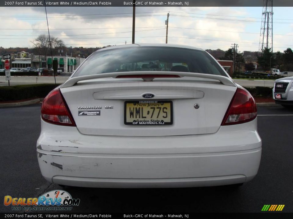 2007 Ford Taurus SE Vibrant White / Medium/Dark Pebble Photo #6
