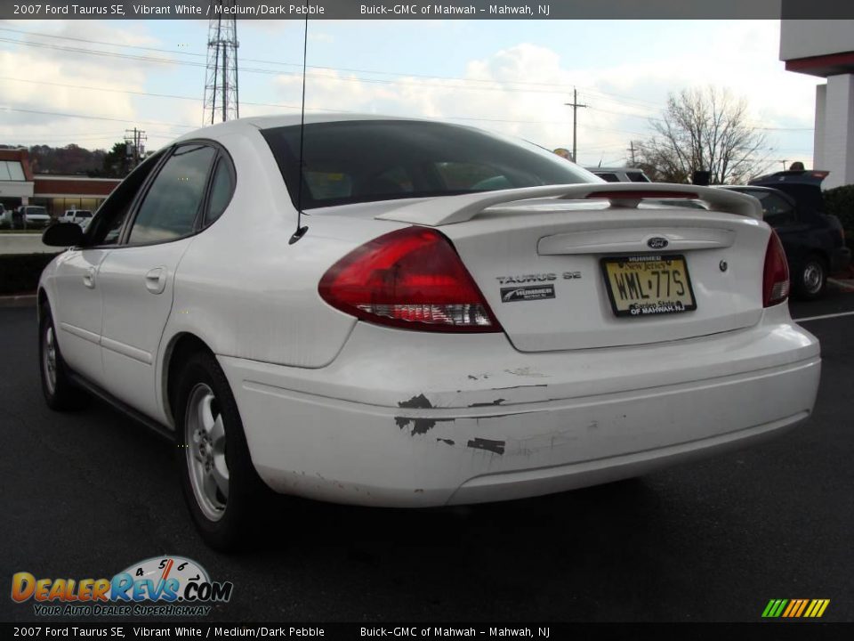 2007 Ford Taurus SE Vibrant White / Medium/Dark Pebble Photo #7