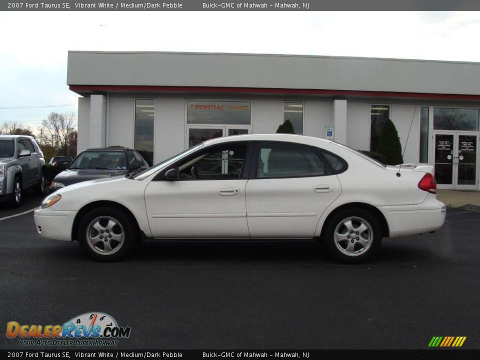 2007 Ford Taurus SE Vibrant White / Medium/Dark Pebble Photo #8