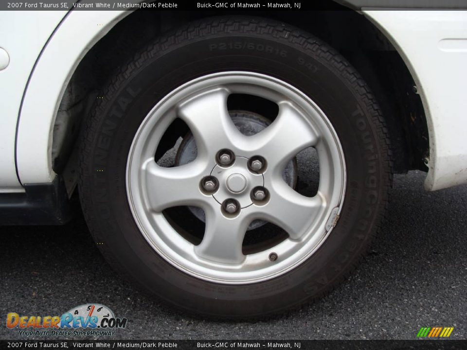 2007 Ford Taurus SE Vibrant White / Medium/Dark Pebble Photo #9