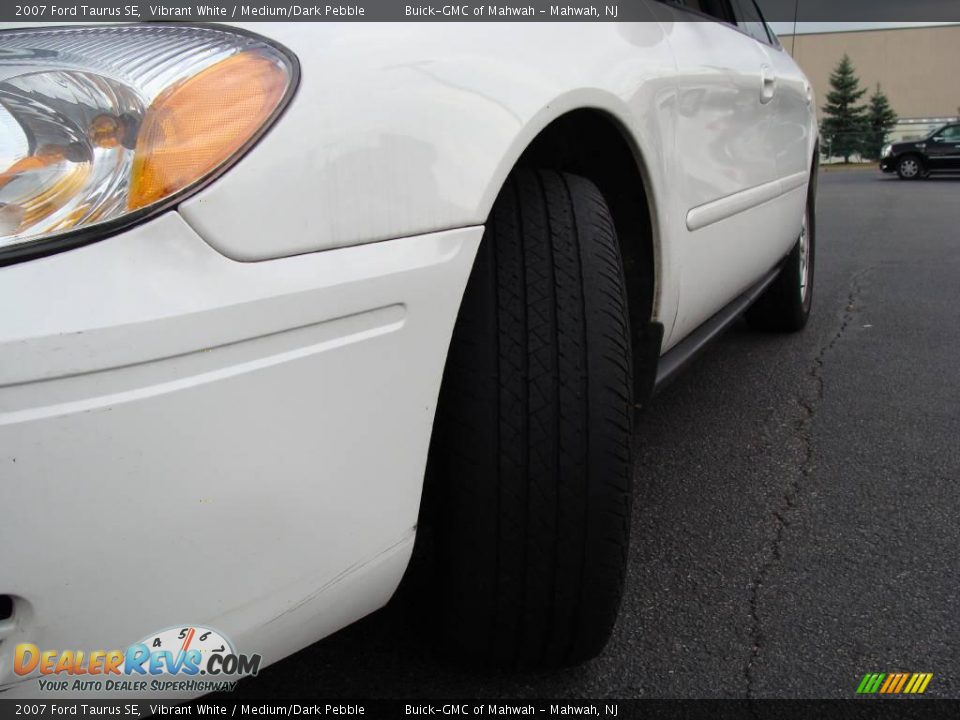 2007 Ford Taurus SE Vibrant White / Medium/Dark Pebble Photo #10