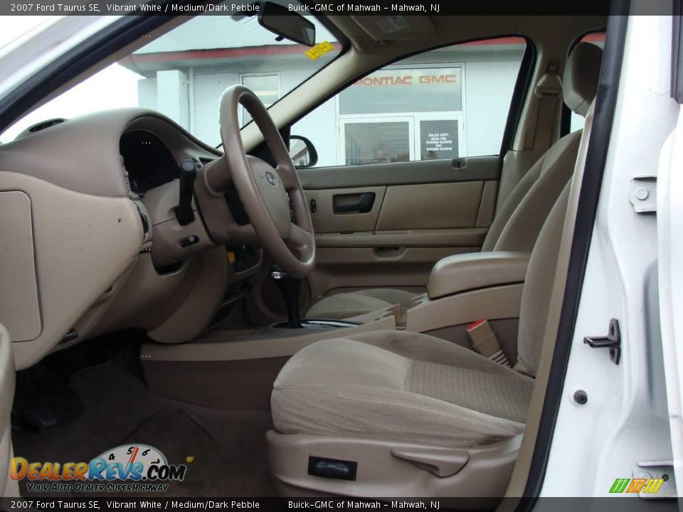 2007 Ford Taurus SE Vibrant White / Medium/Dark Pebble Photo #11