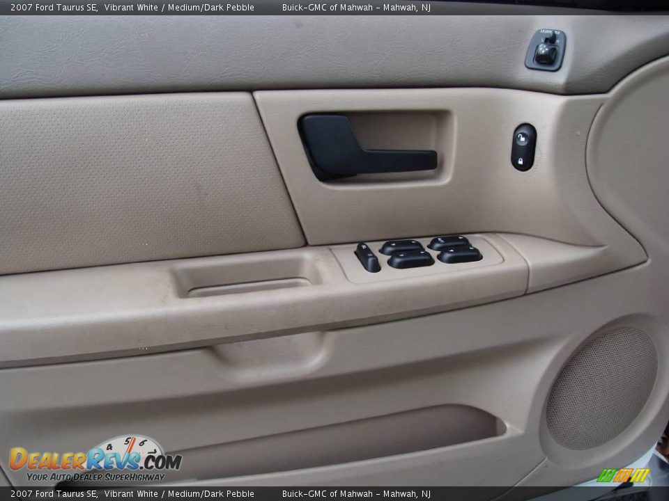 2007 Ford Taurus SE Vibrant White / Medium/Dark Pebble Photo #12