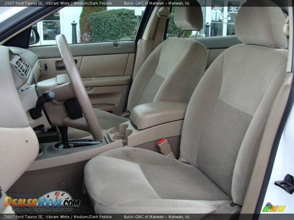2007 Ford Taurus SE Vibrant White / Medium/Dark Pebble Photo #13