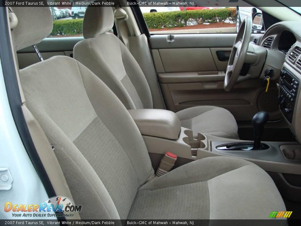 2007 Ford Taurus SE Vibrant White / Medium/Dark Pebble Photo #14