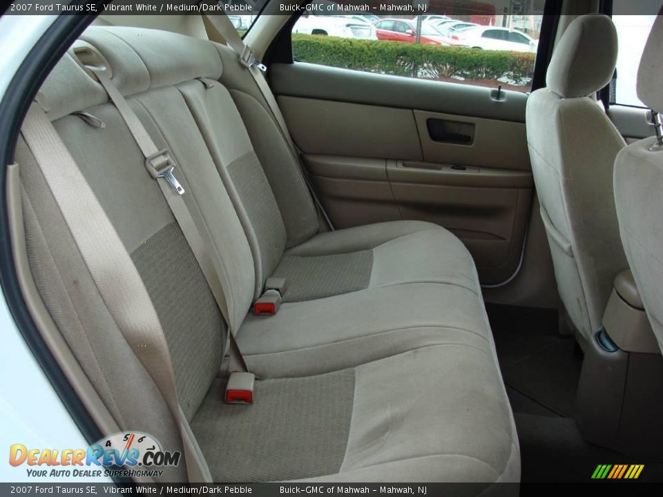 2007 Ford Taurus SE Vibrant White / Medium/Dark Pebble Photo #15