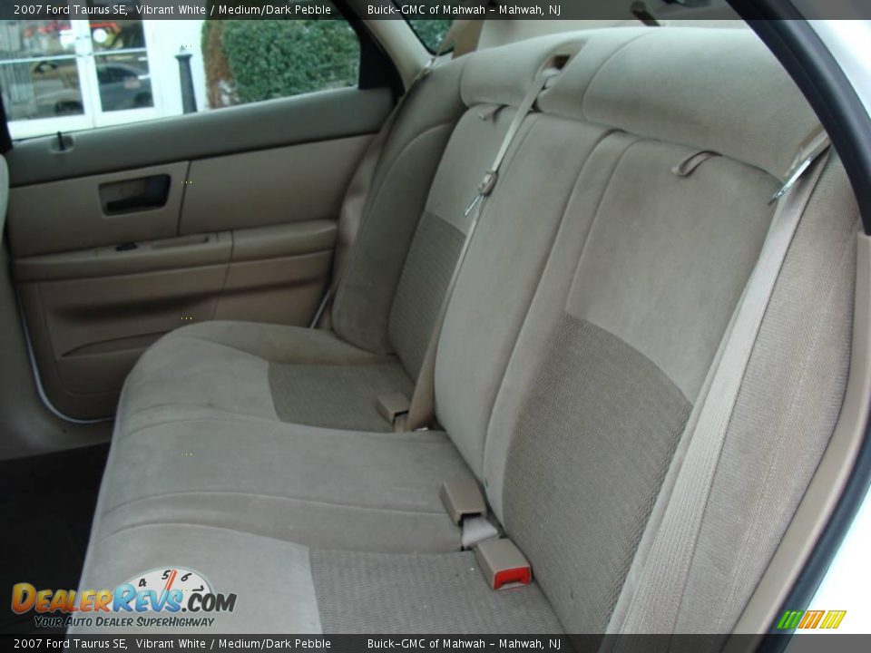 2007 Ford Taurus SE Vibrant White / Medium/Dark Pebble Photo #16