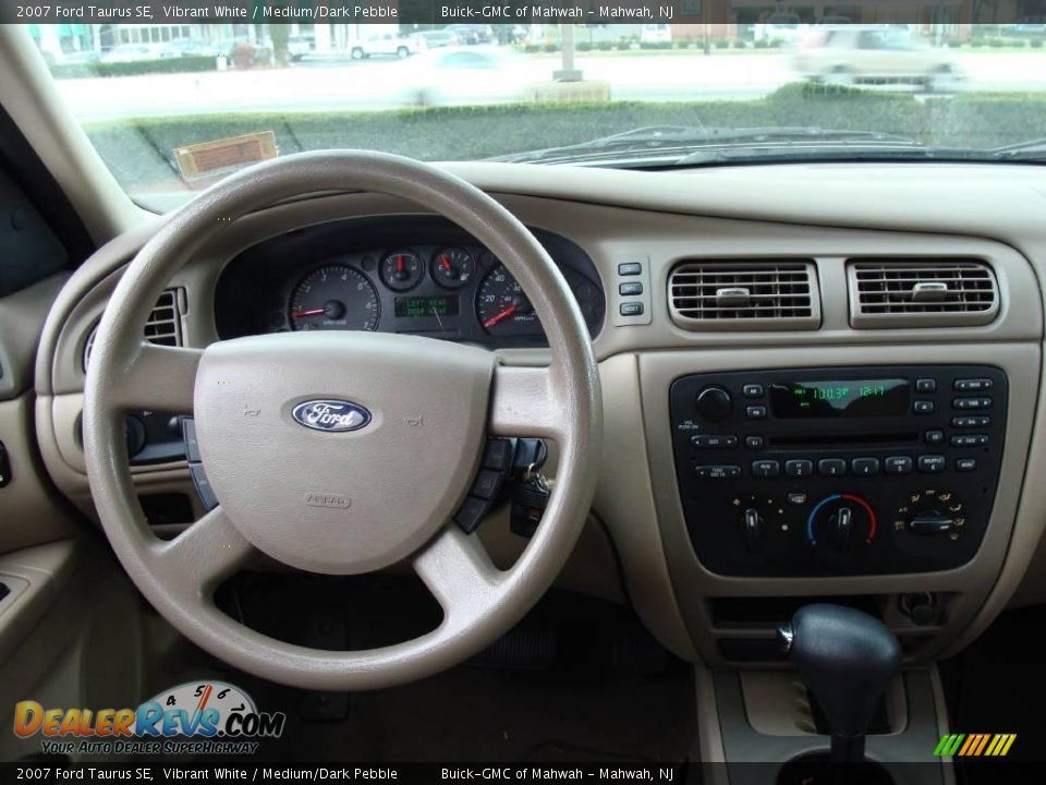 2007 Ford Taurus SE Vibrant White / Medium/Dark Pebble Photo #17