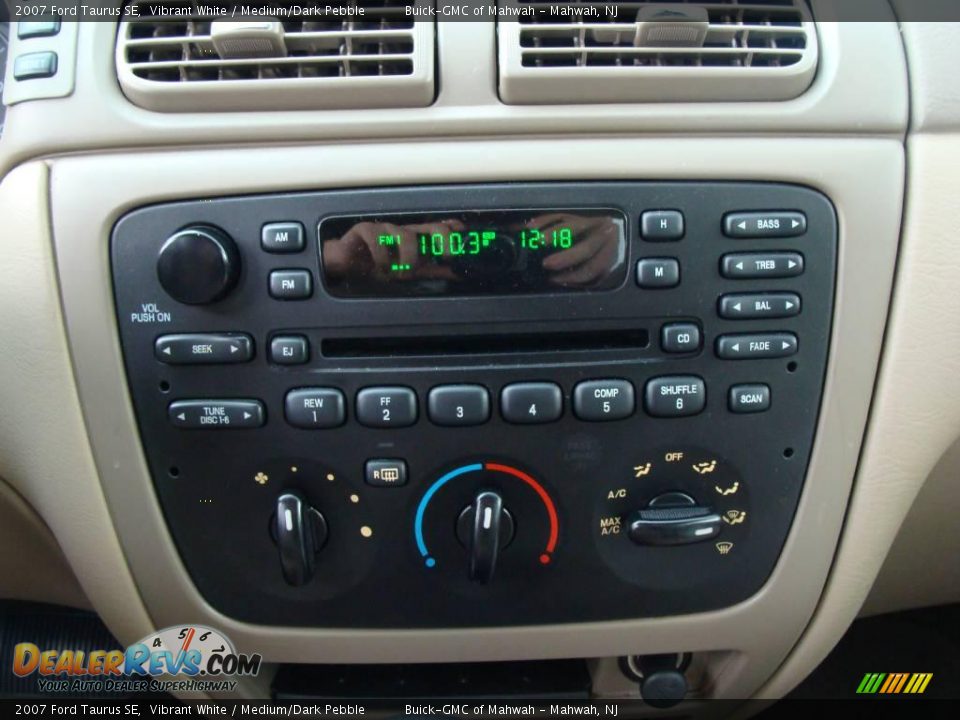 2007 Ford Taurus SE Vibrant White / Medium/Dark Pebble Photo #18