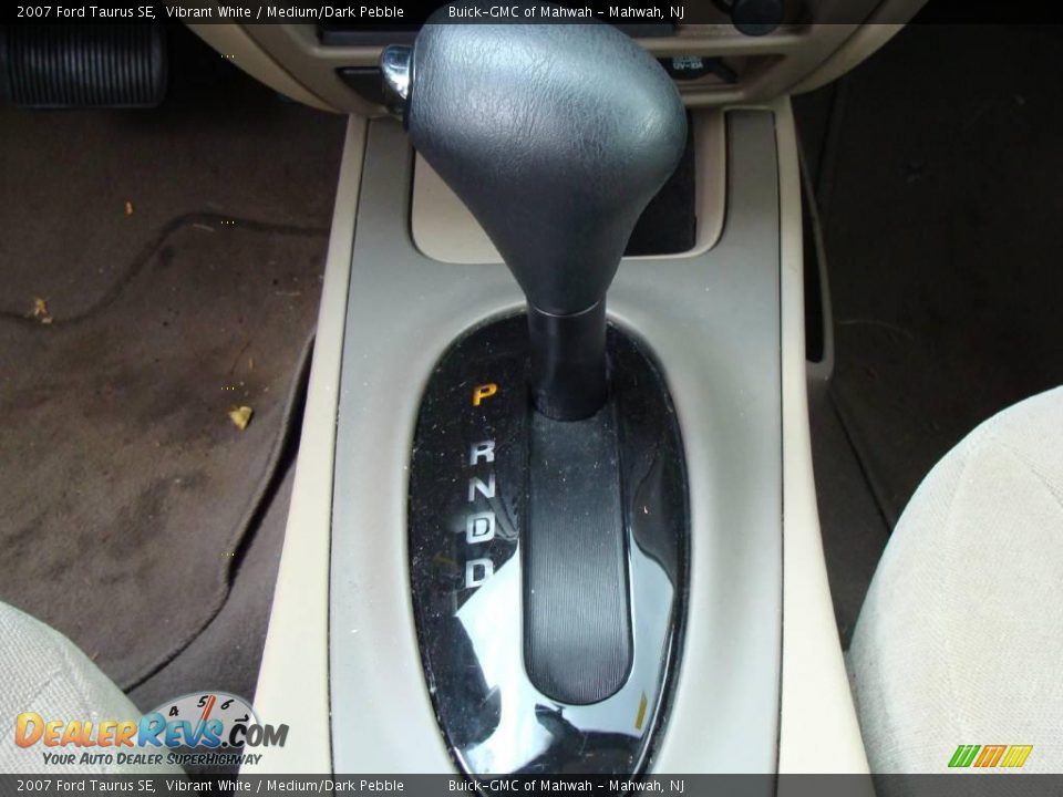 2007 Ford Taurus SE Vibrant White / Medium/Dark Pebble Photo #19