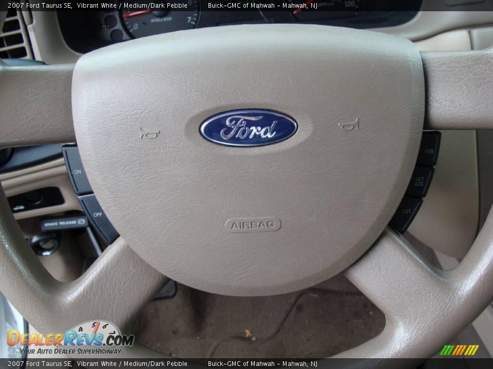 2007 Ford Taurus SE Vibrant White / Medium/Dark Pebble Photo #20