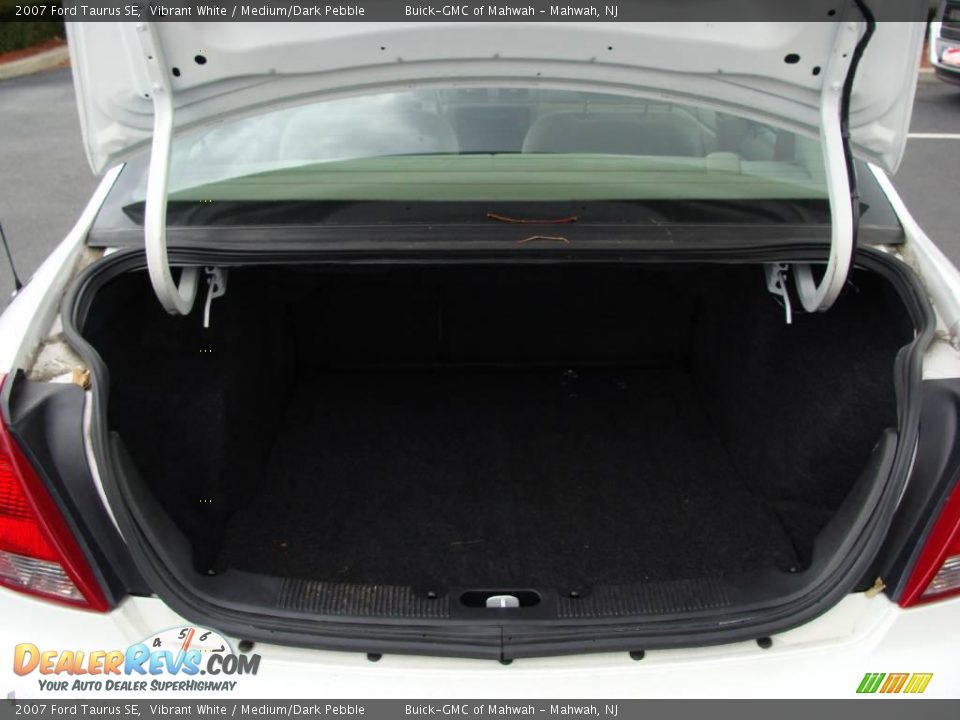 2007 Ford Taurus SE Vibrant White / Medium/Dark Pebble Photo #21