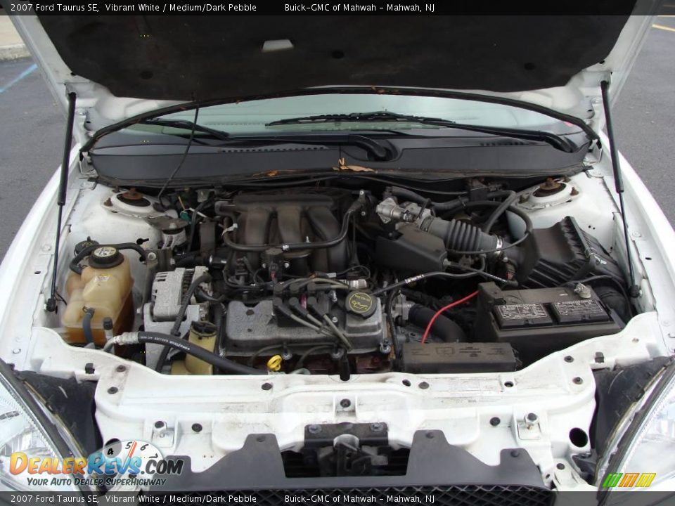 2007 Ford Taurus SE Vibrant White / Medium/Dark Pebble Photo #22