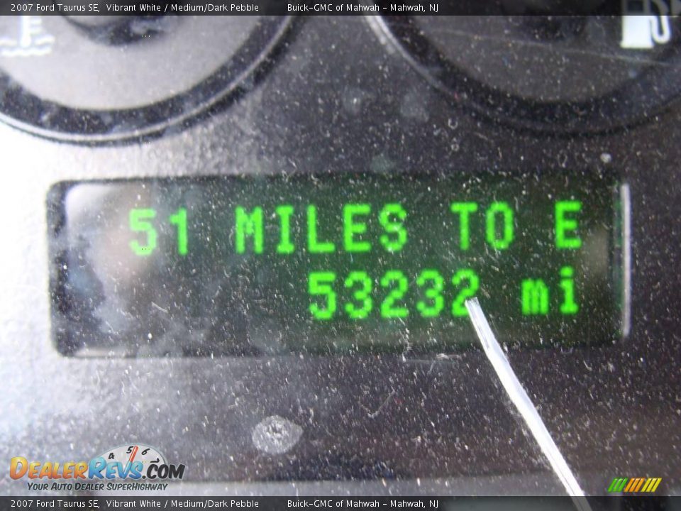 2007 Ford Taurus SE Vibrant White / Medium/Dark Pebble Photo #23