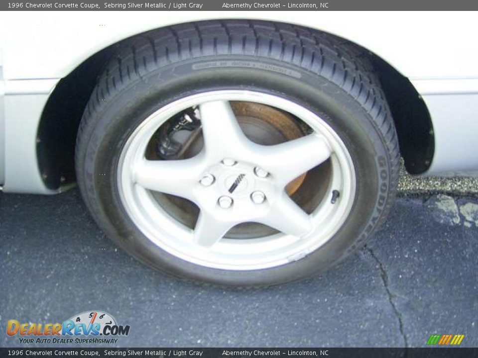 1996 Chevrolet Corvette Coupe Sebring Silver Metallic / Light Gray Photo #35