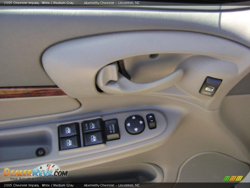 2005 Chevrolet Impala White / Medium Gray Photo #8